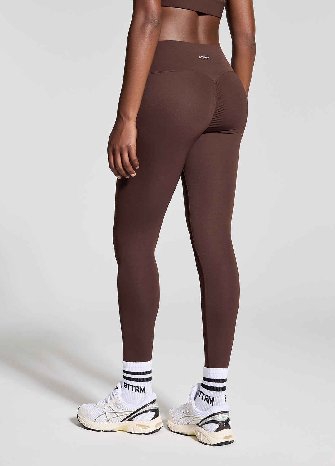 Flattering V-Cut Scrunch Leggings for a Sculpted Silhouette